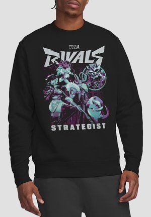 Schwarzer Sweatshirt mit einem grafischen Design, das Comic-ähnliche Charaktere und den Text "MARVEL RIVALS STRATEGIST" in Silber- und Lilatönen zeigt.