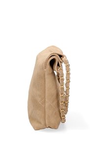 Borsa in suede beige con motivo a trapunta, texture morbida e tracolla in metallo color oro. La borsa ha una forma arrotondata e una chiusura a soffietto.