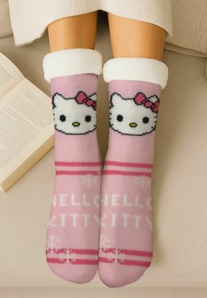 Rosa Socken mit einem Hello-Kitty-Design, einem weißen, flauschigen Bündchen, dem Text "HELLO KITTY" in Weiß und Schneeflockenakzenten.