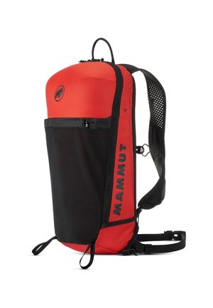 Sac à dos rouge et noir au design structuré, avec un dos en mesh, un logo en haut et une poche frontale zippée. Sangles ajustables comprises.