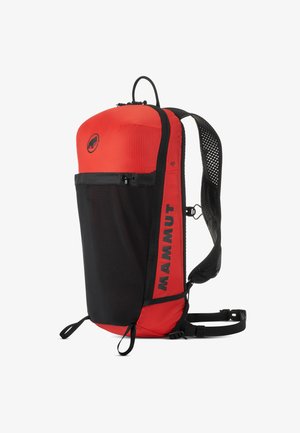 Zaino rosso e nero con design strutturato, dotato di schienale in rete, logo sulla parte superiore e tasca frontale con zip. Include spallacci regolabili.