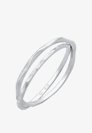 Ensemble de bagues en argent comprenant deux anneaux entrelacés. Un anneau est lisse et poli, tandis que l'autre présente une surface texturée et irrégulière.