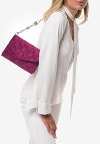 V73 Borsa a tracolla - fuxia