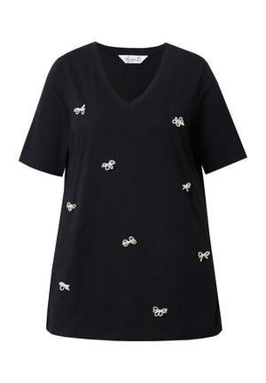 Camiseta de algodón negra con mangas cortas y escote en V. Presenta cintas bordadas en blanco distribuidas por la parte frontal. Corte relajado.