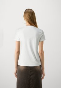 Vero Moda VMRIGA VANESSA BOX - Potiskana majica - snow white