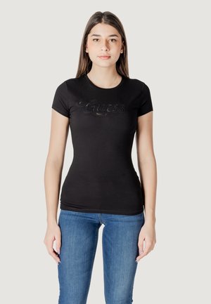 T-shirt nera attillata con maniche corte, dotata di un logo testurizzato sul davanti. Realizzata in tessuto elasticizzato. Abbinata a jeans blu.