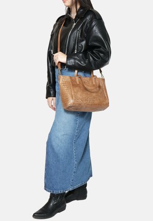 Borsa a tracolla in pelle di coccodrillo marrone con un design strutturato, doppi manici superiori e una tracolla regolabile. Superficie liscia e strutturata.