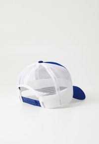 Blå keps med solid frontpanel och nätbak. Har en böjd skärm och en justerbar snapback-stängning.