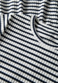 Bawełniana koszulka z granatowymi i białymi poziomymi paskami; posiada ryflowaną teksturę i okrągły dekolt.