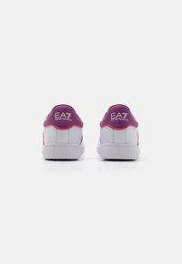 EA7 Emporio Armani CLASSIC UNISEX - Tenisice - white/hollyhoc/fieryco