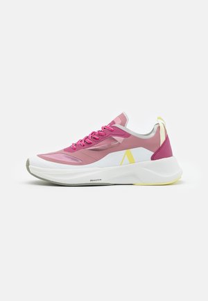 Rosa och vit sportig sneaker med en slät design, utrustad med nätpaneler, ljusa snören och en gul accent på sidan.