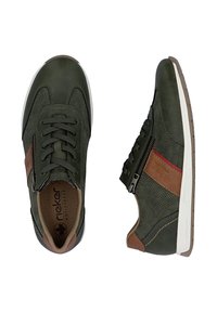 Paire de baskets décontractées vert foncé avec des accents marron, fermeture éclair latérale, lacets noirs et semelles blanches, vues de dessus et de côté.