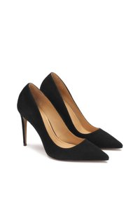 Musta nappa korkokengät, joissa on terävä kärki, hoikka stiletto-korko ja sileä sisävuoraus. Yksinkertainen ja tyylikäs muotoilu.