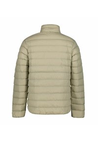 Beige pufferjack met een horizontaal gestikt patroon, hoge kraag en lange mouwen. Zacht, lichtgewicht materiaal met een gladde textuur.