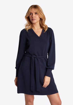 Navyblaues Kleid aus einem weichen Stoff mit einem V-Ausschnitt, langen Puffärmeln und einem Bindegürtel in der Taille für eine taillierte Form.
