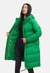 Geacă puf verde cu glugă, închidere cu fermoar și detaliu cu logo. Design texturat capitonat, parțial deschis, dezvăluind un căptușeală galbenă.