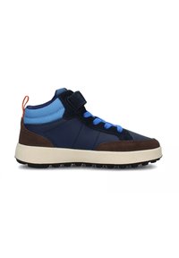 Scarpe alte con tomaia sintetica blu navy, dettagli blu, inserti in suede marrone, suola in gomma nera e una fascia in velcro per la chiusura.