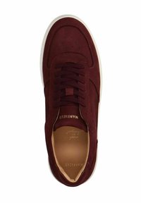 Bordeaux suède sneaker met een textuurafwerking, ronde neus, gevoerde kraag en witte rubberen zool. Heeft een centrale vetersluiting.