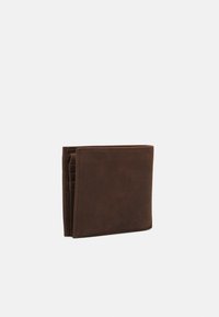 Brun lær lommebok, bi-fold design med en jevn tekstur, med flere kortspor og en enkel, avrundet form.