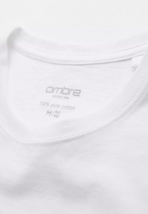 Witte katoenen t-shirt met een ronde hals, zachte textuur en label dat 100% puur katoen, maat M en het merk "ombre" aangeeft.