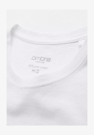 Witte katoenen t-shirt met een ronde hals, zachte textuur en label dat 100% puur katoen, maat M en het merk "ombre" aangeeft.
