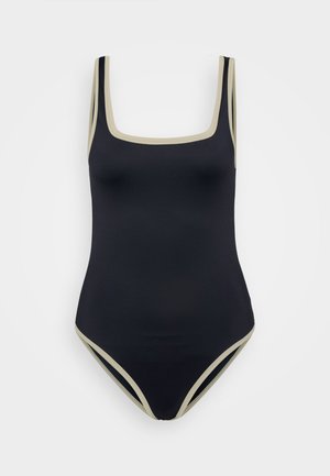 Ein einteiliger Badeanzug aus glattem schwarzem Stoff mit kontrastierenden hellbeigen Akzenten, der einen quadratischen Ausschnitt und hohe Beinausschnitte aufweist.