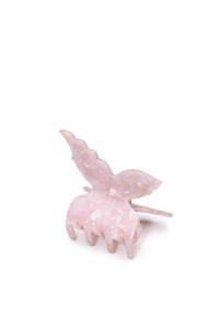 Rosa akrylklämma för hår i form av en fjäril med en texturerad yta och fem greppkrokar. Har delikata, böjda vingdetaljer.