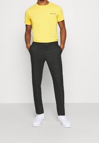 Calvin Klein Tailored Pantaloni - grey