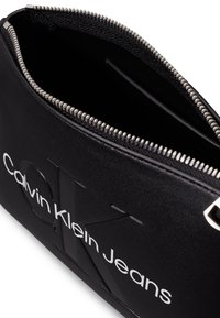 Calvin Klein Jeans SCULPTED CAMERA POUCH MONO - Cross body bag - fashion black