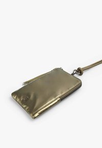 Portafoglio dorato metallico con chiusura a zip, caratterizzato da una superficie testurizzata e una tracolla rimovibile. Include un piccolo dettaglio con logo.