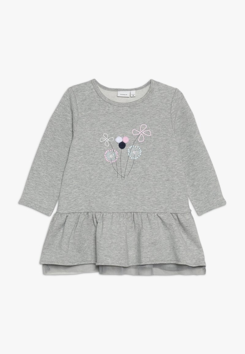 Robe enfant grise à manches longues avec ourlet à volants et motifs floraux brodés avec des pompons sur la poitrine.