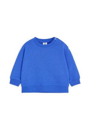 Sweat-shirt bébé bleu à manches longues avec poignets côtelés, ourlet, col rond et bouton-pression à l’épaule gauche pour un habillage facile.