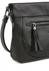 Borsa a tracolla in pelle nera con tasca frontale con zip, dettaglio con nappina e bordi arrotondati. Dotata di tracolla staccabile e accessori metallici.
