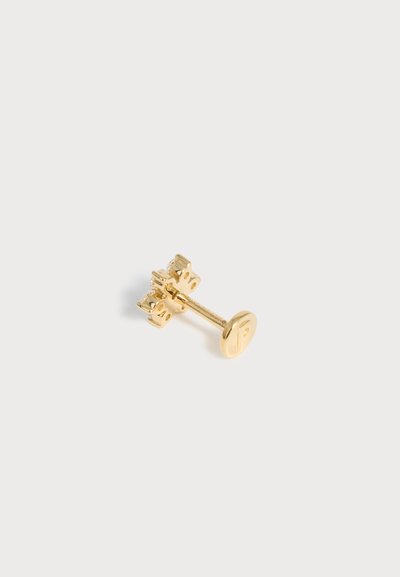 Χρυσό σκουλαρίκι studs με διαφανές στρογγυλό πολύτιμο λίθο και κούμπωμα σε σχήμα πεταλούδας σε απλό λευκό φόντο.