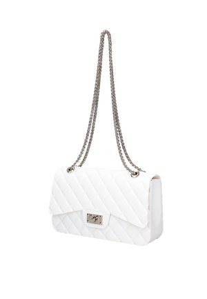 Witte gewatteerde handtas met zilveren kettingriem en rechthoekige draairitsluiting, afgebeeld hangend tegen een witte achtergrond.