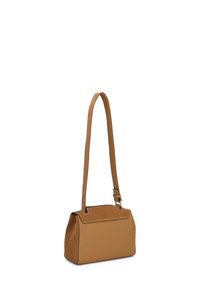 Kreminė kryžminė rankinė, pagaminta iš tekstūruotos odos ir zomšos, su stačiakampio forma, reguliuojama juosta ir minimaliais metaliniais akcentais.