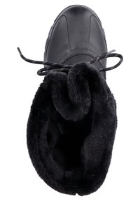 Svart vattentät känga med rund tå, texturerad foder i fuskpäls och svarta snören. Har en slät ovansida och en robust gummisula.