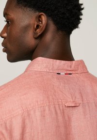 Tommy Hilfiger SHORT SLEEVE REGULAR FIT - Camicia - teaberry blossom