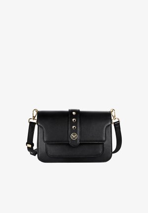 Musta nahkalaukku, jossa on kolme sydämen muotoista niittiä, etuosa kannella ja magneettisuljin sekä kultainen logo. Mukana irrotettava hihna.