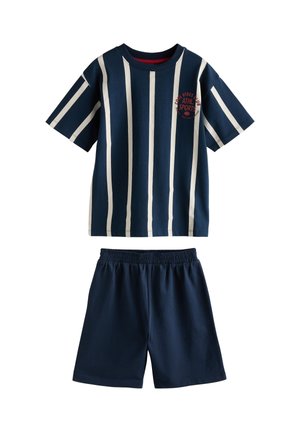 Marineblåt sportsoutfit med hvide lodrette striber, bestående af en kortærmet skjorte med logo og matchende shorts med elastisk talje.