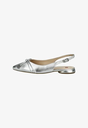 Chaussure plate slingback en cuir argenté avec bout pointu, nœud décoratif à l'avant et bride réglable avec boucle.