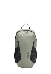 Hellgrüner Rucksack mit schwarzen Netz-Seitentaschen, Reißverschluss, einem oberen Griff und dem Jack Wolfskin-Logo auf der Vorderseite.