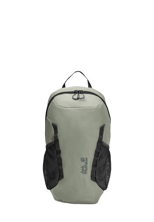 Hellgrüner Rucksack mit schwarzen Netz-Seitentaschen, Reißverschluss, einem oberen Griff und dem Jack Wolfskin-Logo auf der Vorderseite.