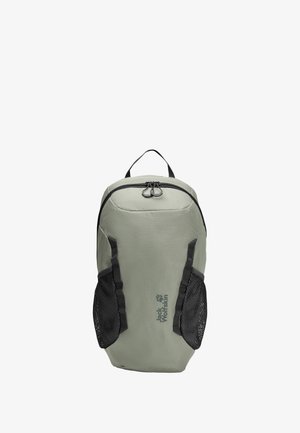 Zaino verde chiaro con tasche laterali in rete nera, chiusura con cerniera e maniglia superiore, con il logo Jack Wolfskin sul davanti.