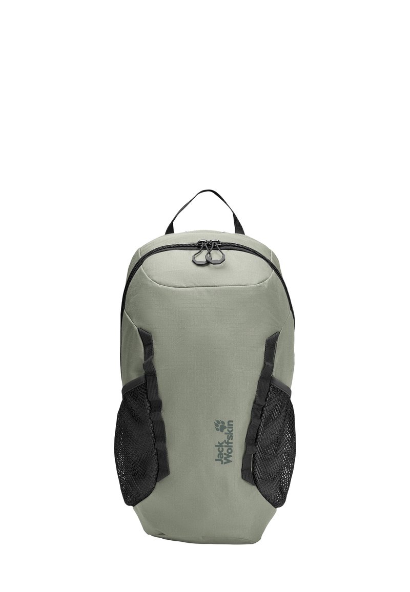 Hellgrüner Rucksack mit schwarzen Netz-Seitentaschen, Reißverschluss, einem oberen Griff und dem Jack Wolfskin-Logo auf der Vorderseite.