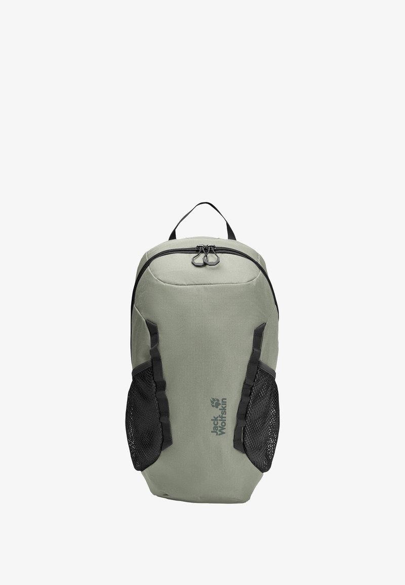 Lichtgroene rugzak met zwarte mesh zijzakken, ritssluiting en een handvat aan de bovenkant, met het Jack Wolfskin-logo aan de voorkant.