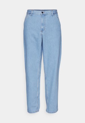 Jean en denim bleu clair avec une coupe décontractée, taille haute, et jambes droites. Il comporte des poches avant et une fermeture à bouton en métal.