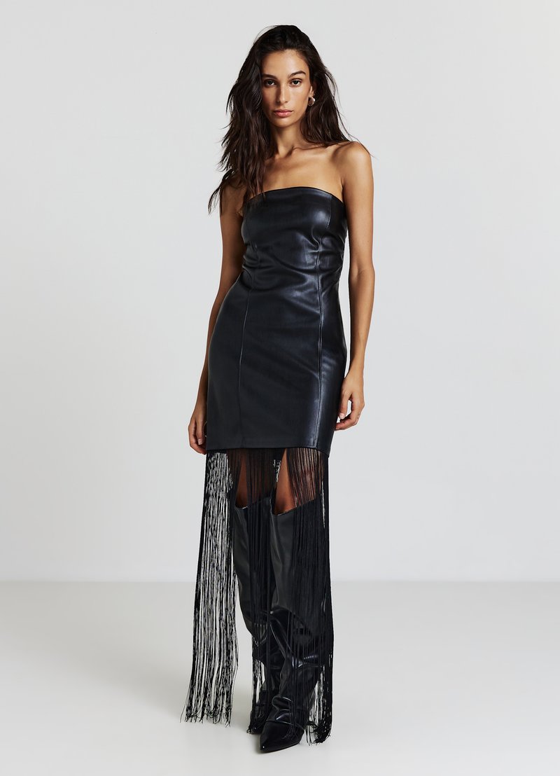 Robe noire en cuir sans bretelles avec un corsage ajusté, présentant de longues franges à l'ourlet et des découpes jusqu'à la cuisse. Texture soyeuse avec éclat.