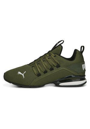 Donkergroene sportschoenen met een bovenwerk van mesh, zwarte accenten, vetersluiting en een dikke, gevoerde zool met een witte logodetail.