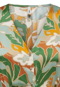 Blouse à motif floral dans des teintes vert clair, orange et beige ; présente un décolleté en V profond, des boutons sur le devant et une texture lisse semblable à de la soie.